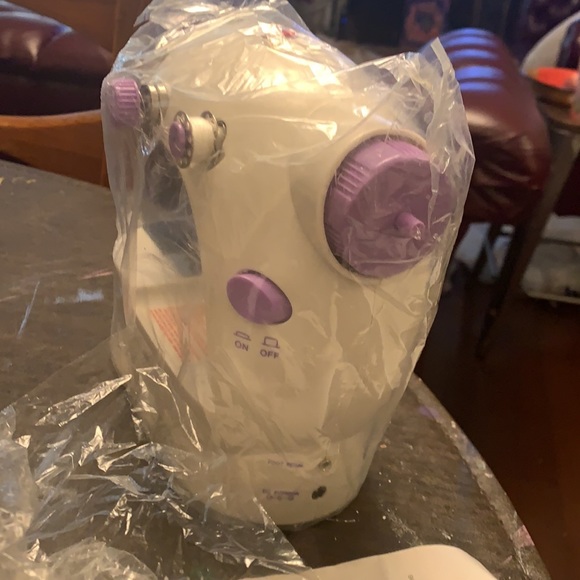 Mini sewing machine - Picture 10 of 17
